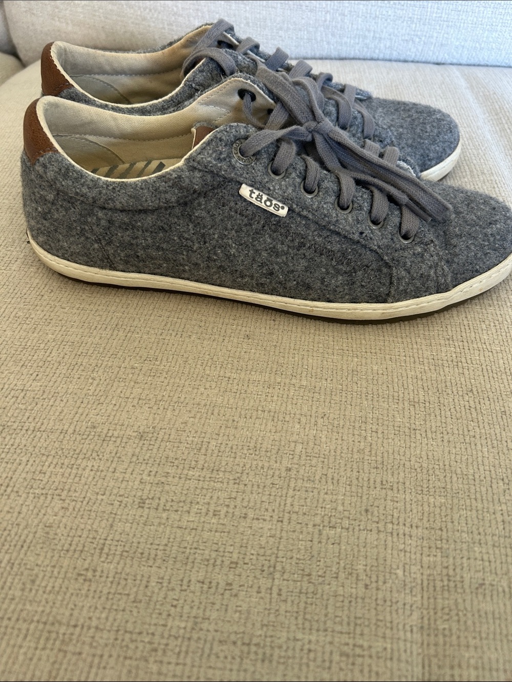 Taos Footwear Gray Felt Low-Top Sneakers with Brown Heel Accent